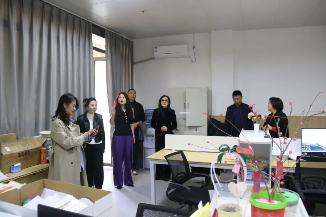 绵阳高新区(科技城直管区)社治局教体科科长张瑛一行到绵阳高新区火炬一小调研