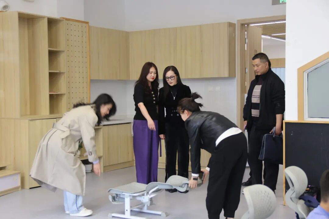 绵阳高新区(科技城直管区)社治局教体科科长张瑛一行到绵阳高新区火炬一小调研