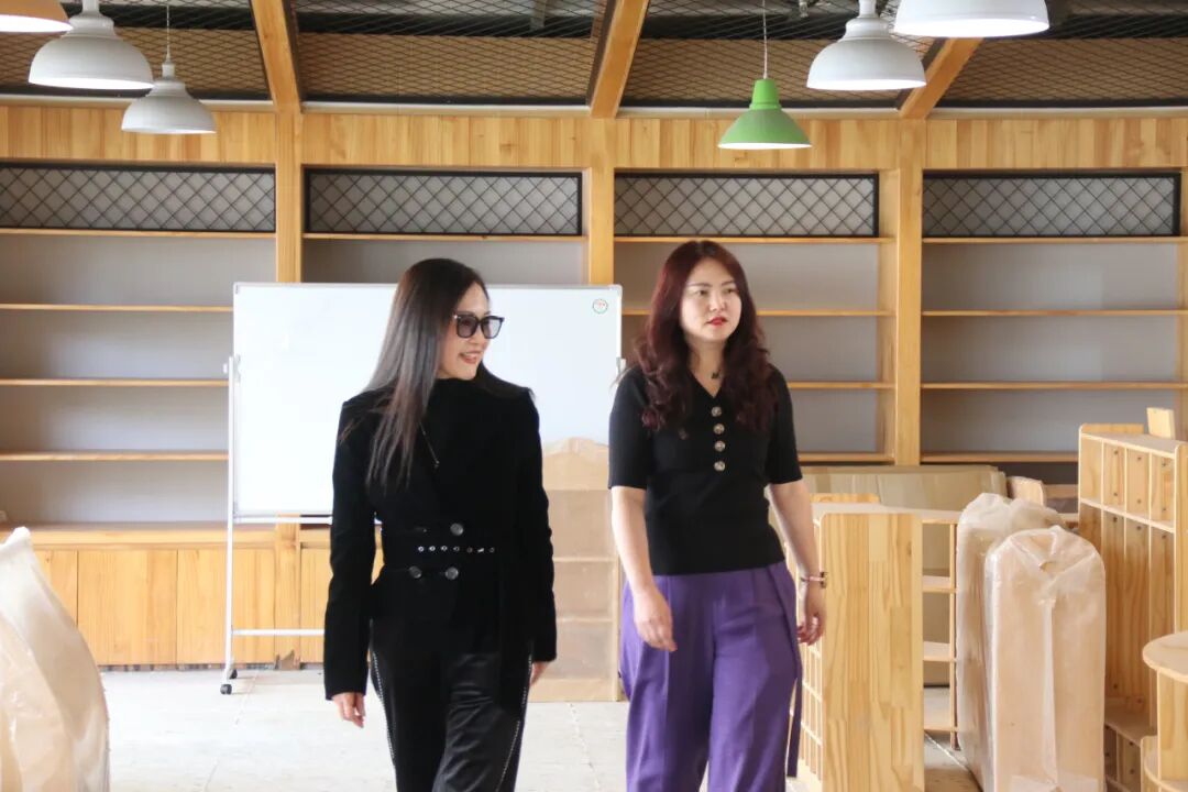 绵阳高新区(科技城直管区)社治局教体科科长张瑛一行到绵阳高新区火炬一小调研
