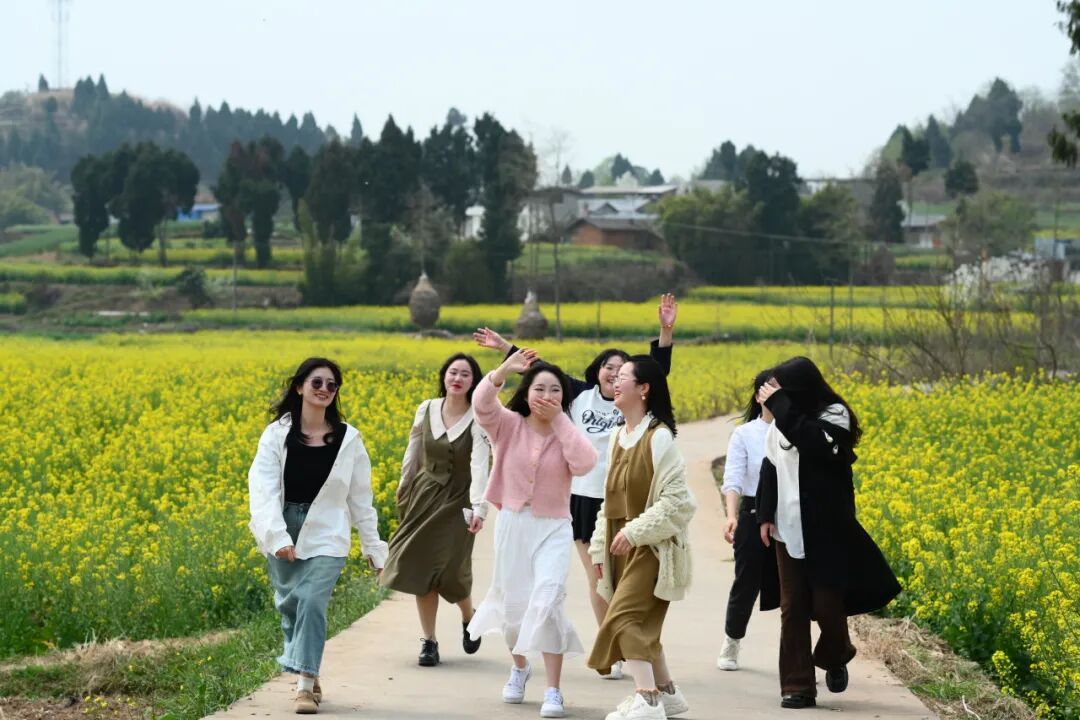 幸福“班花”·踏青去——火炬一小第十一届班主任节团建活动