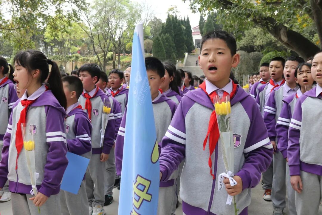 致敬，永远的英雄丨高新区火炬一小清明祭扫活动