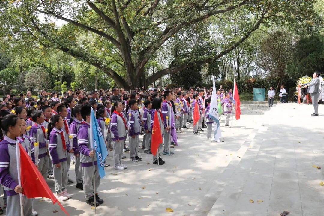 致敬，永远的英雄丨高新区火炬一小清明祭扫活动