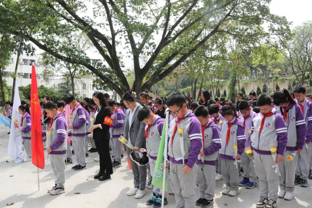 致敬，永远的英雄丨高新区火炬一小清明祭扫活动