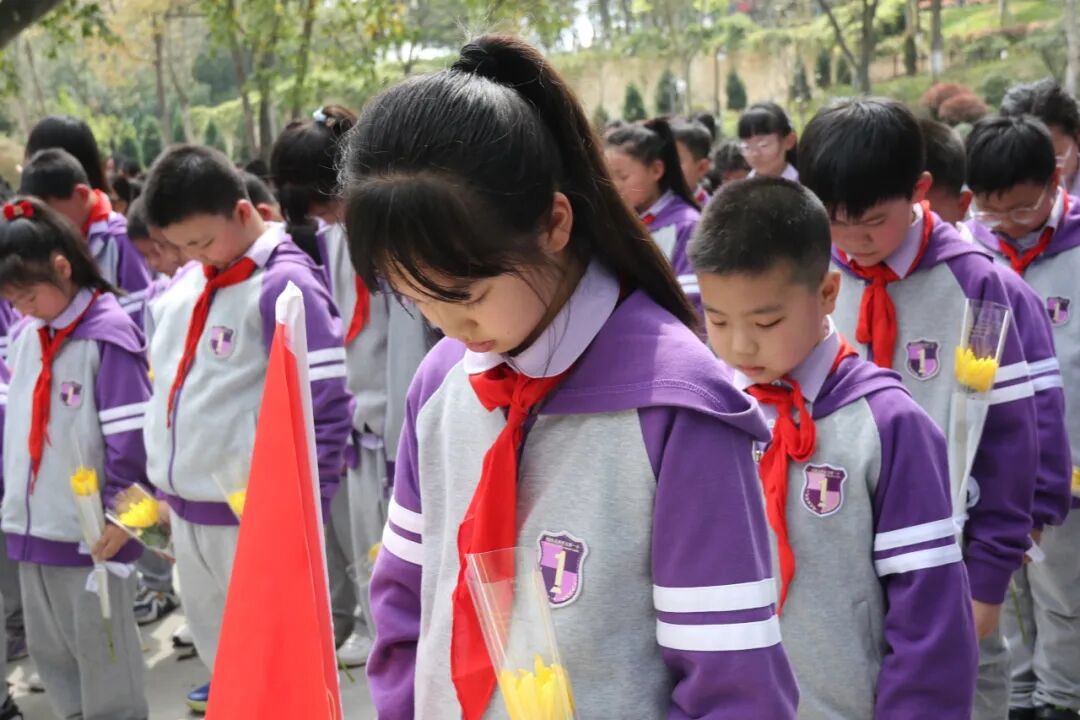 致敬，永远的英雄丨高新区火炬一小清明祭扫活动