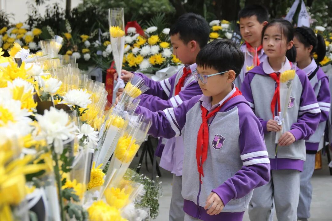 致敬，永远的英雄丨高新区火炬一小清明祭扫活动