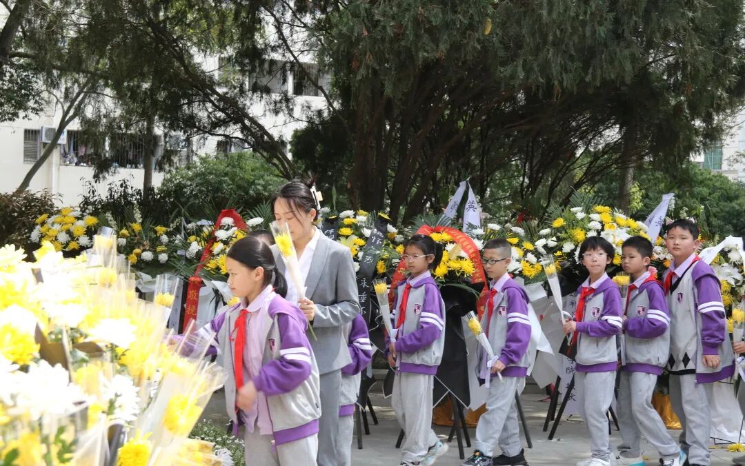 致敬，永远的英雄丨高新区火炬一小清明祭扫活动