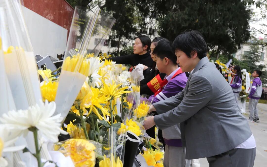 致敬，永远的英雄丨高新区火炬一小清明祭扫活动