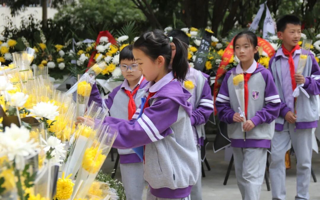 致敬，永远的英雄丨高新区火炬一小清明祭扫活动