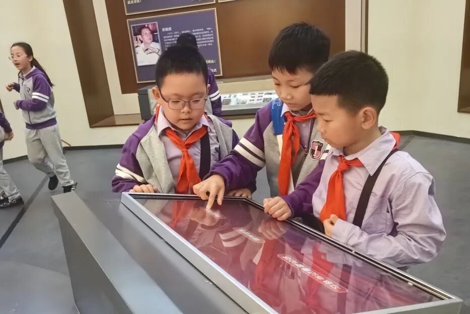 致敬，永远的英雄丨高新区火炬一小清明祭扫活动