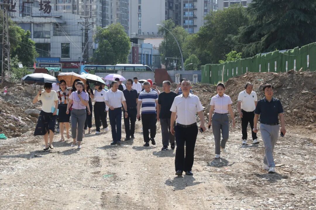 绵阳科技城党群工作部区人大代表、政协委员视察调研火炬一小新校区项目建设工作