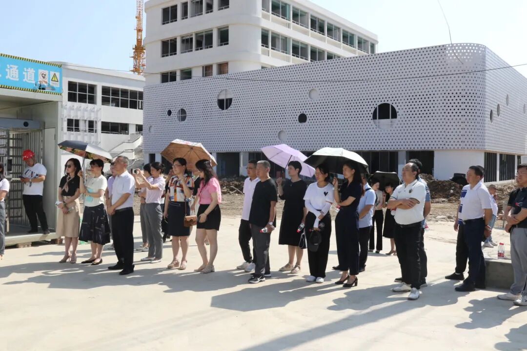 绵阳科技城党群工作部区人大代表、政协委员视察调研火炬一小新校区项目建设工作