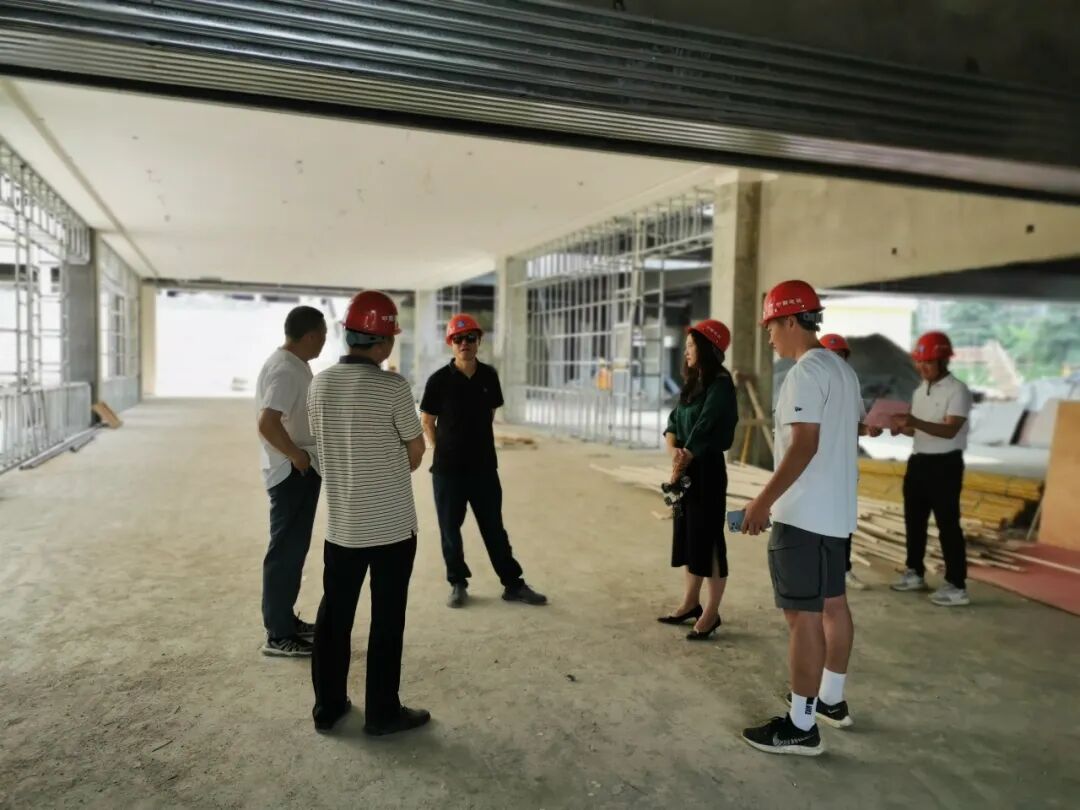绵阳科技城党群工作部区人大代表、政协委员视察调研火炬一小新校区项目建设工作