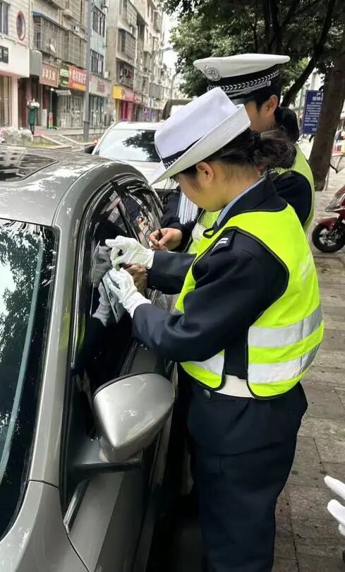 文明交通 浸润文明人生│火炬一小“小交警”特色彰显