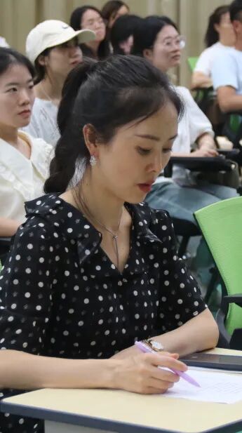 百舸争流，奋楫向前锤炼素养  ---火炬一小教师师德师风演讲比赛暨 31 期教师论坛活动
