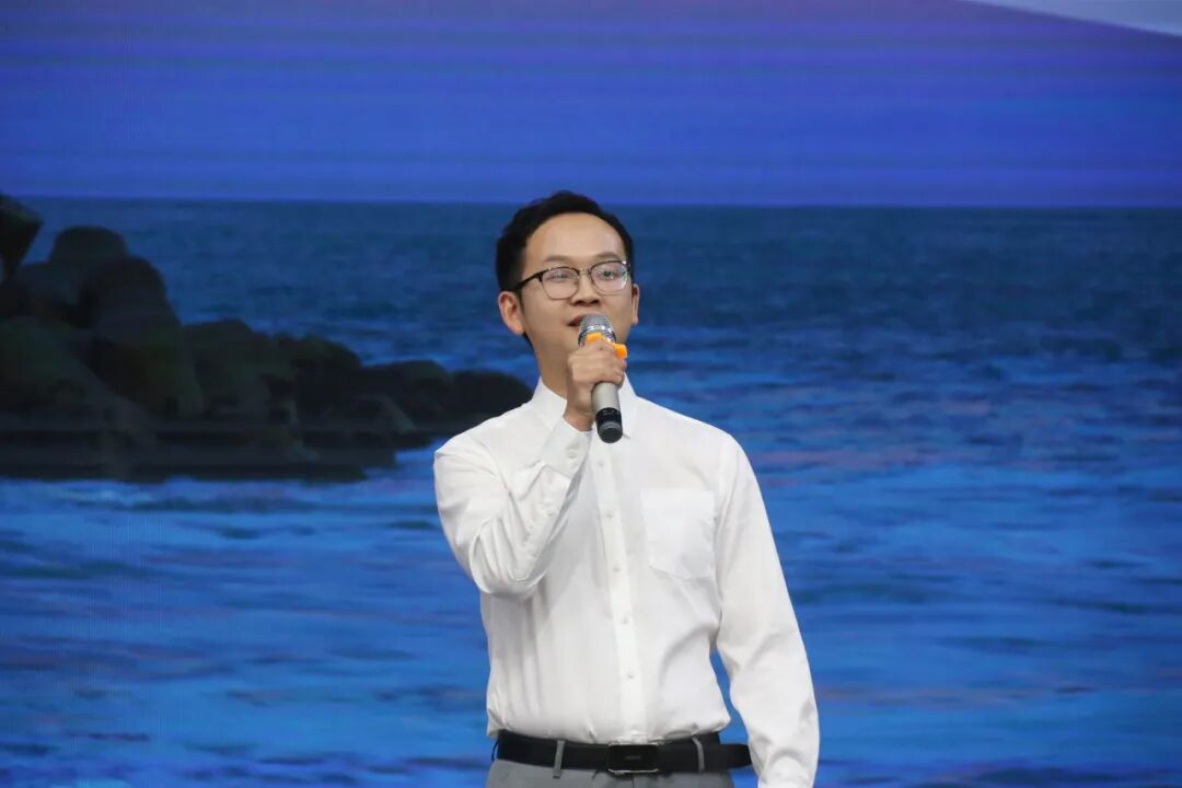 百舸争流，奋楫向前锤炼素养  ---火炬一小教师师德师风演讲比赛暨 31 期教师论坛活动
