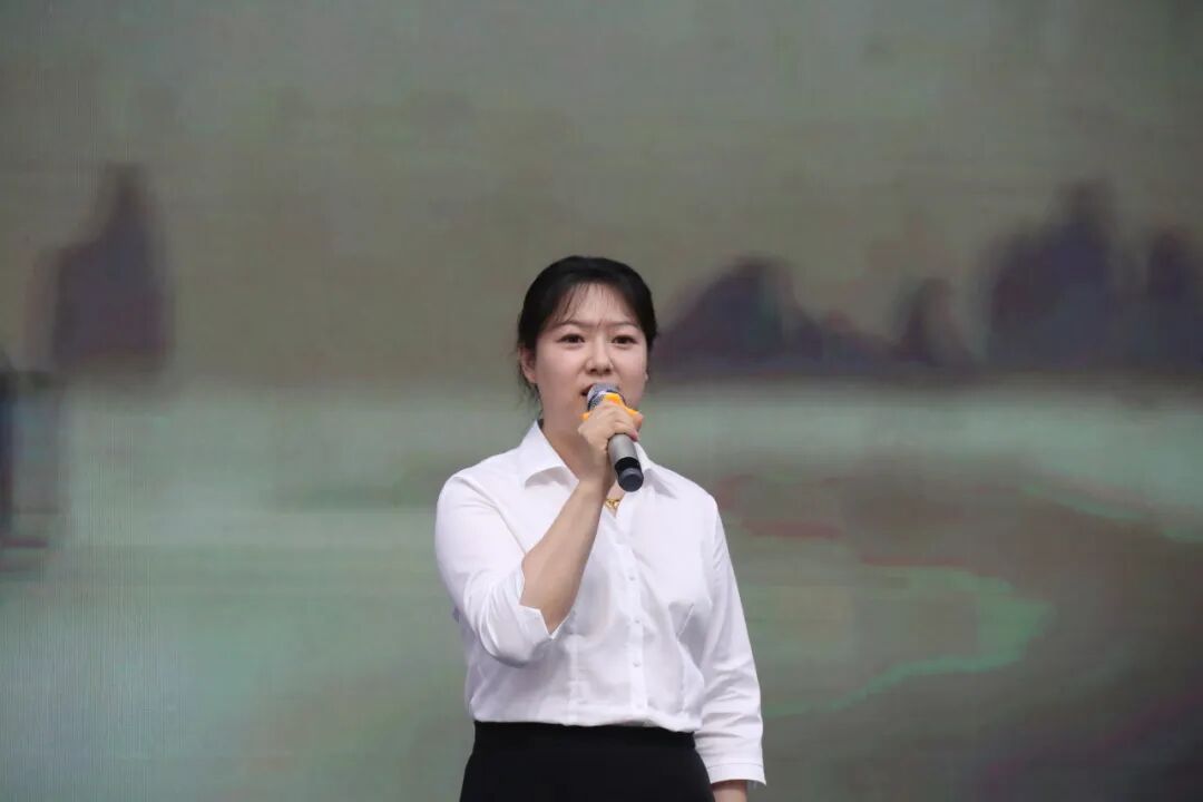 百舸争流，奋楫向前锤炼素养  ---火炬一小教师师德师风演讲比赛暨 31 期教师论坛活动