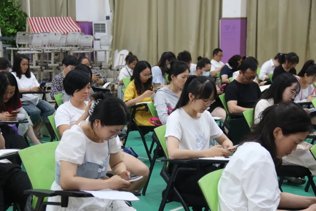 百舸争流，奋楫向前锤炼素养  ---火炬一小教师师德师风演讲比赛暨 31 期教师论坛活动
