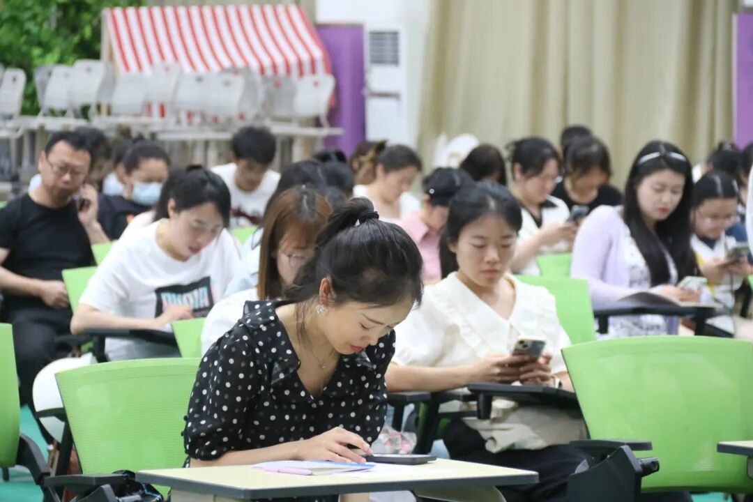 百舸争流，奋楫向前锤炼素养  ---火炬一小教师师德师风演讲比赛暨 31 期教师论坛活动