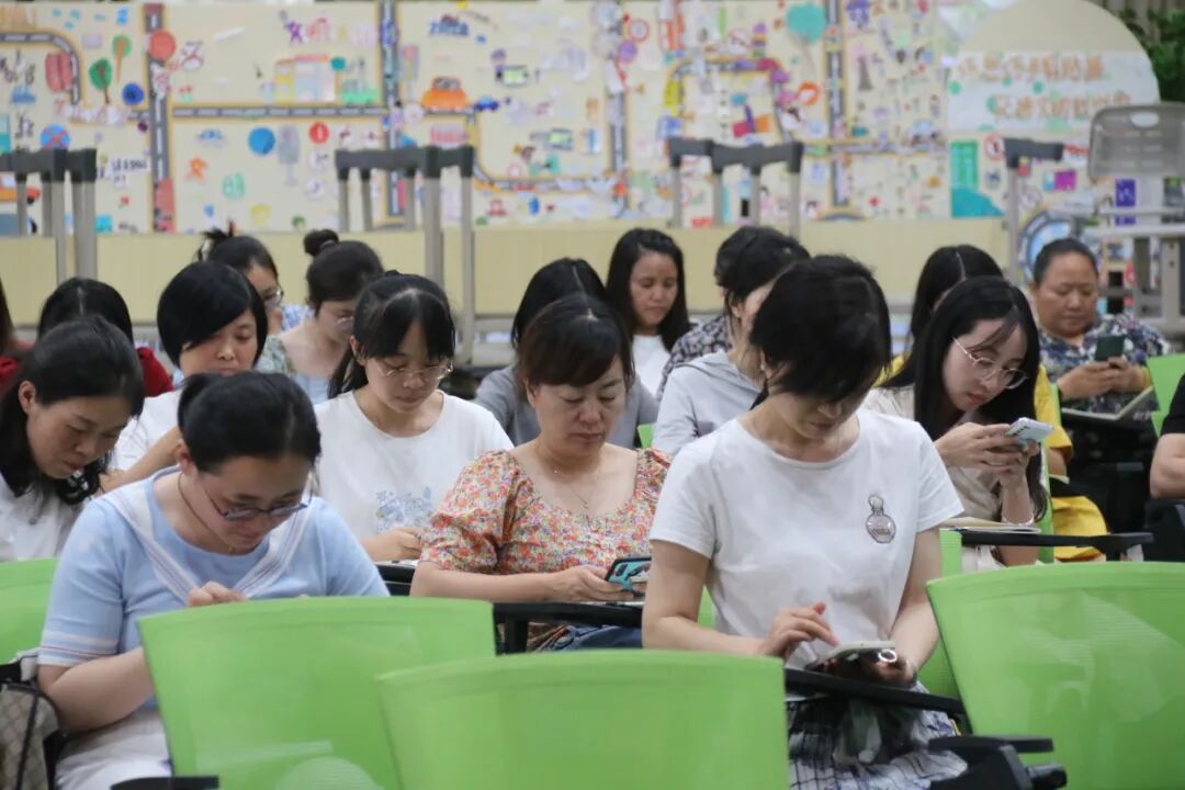 百舸争流，奋楫向前锤炼素养  ---火炬一小教师师德师风演讲比赛暨 31 期教师论坛活动