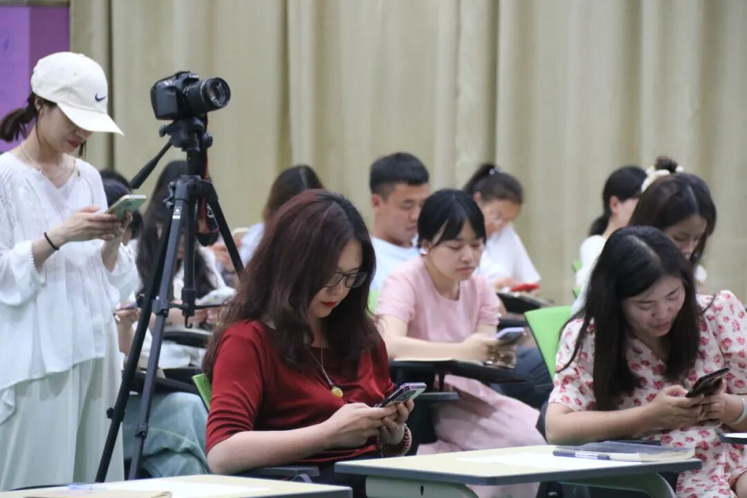 百舸争流，奋楫向前锤炼素养  ---火炬一小教师师德师风演讲比赛暨 31 期教师论坛活动