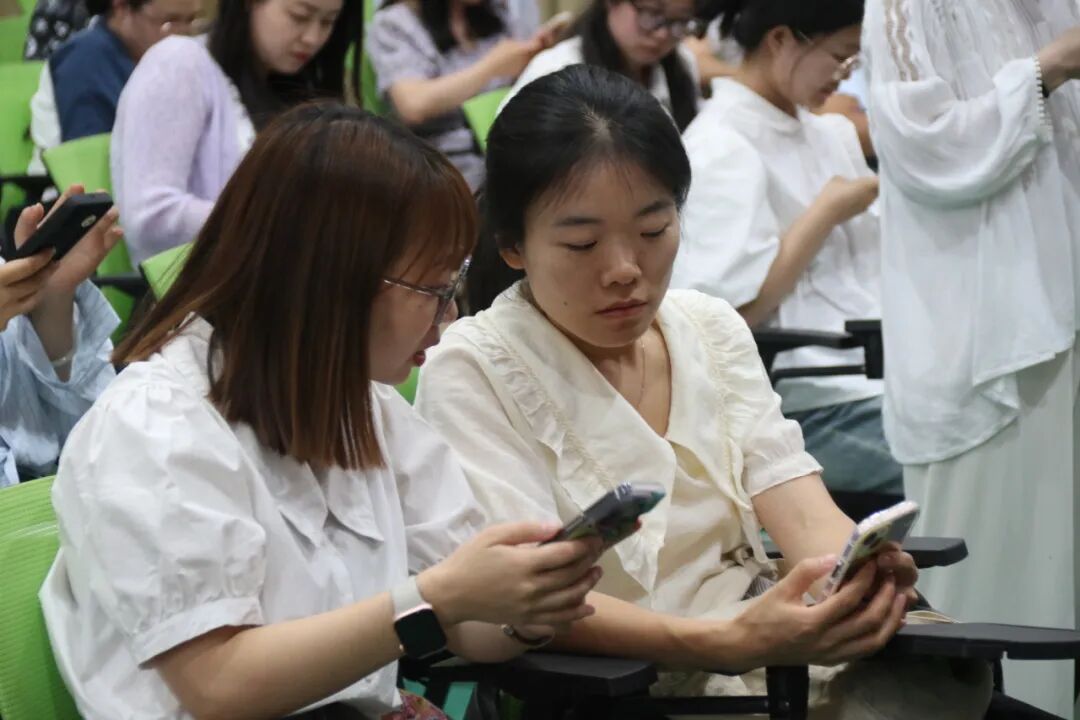 百舸争流，奋楫向前锤炼素养  ---火炬一小教师师德师风演讲比赛暨 31 期教师论坛活动