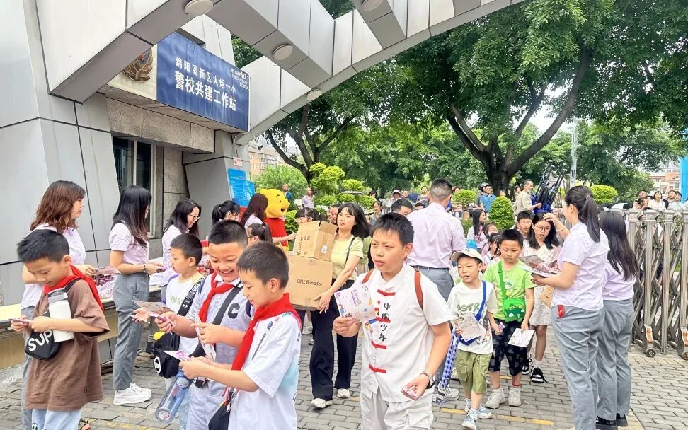 萌小探奇幻游嘉年华——火炬一小六一系列活动