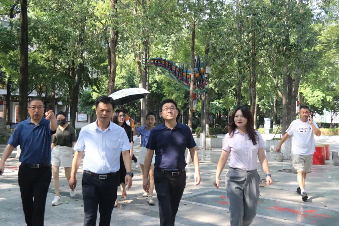 绵阳高新区(科技城直管区)社会事业和基层治理局局长杨国斌一行视导火炬一小开学工作