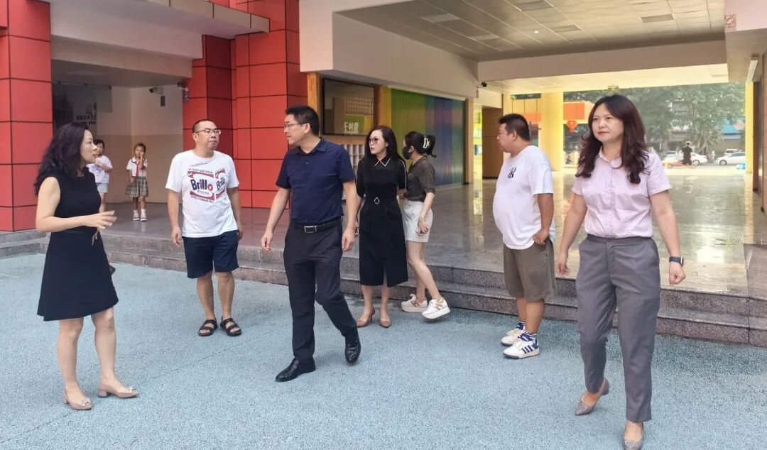 绵阳高新区(科技城直管区)社会事业和基层治理局局长杨国斌一行视导火炬一小开学工作
