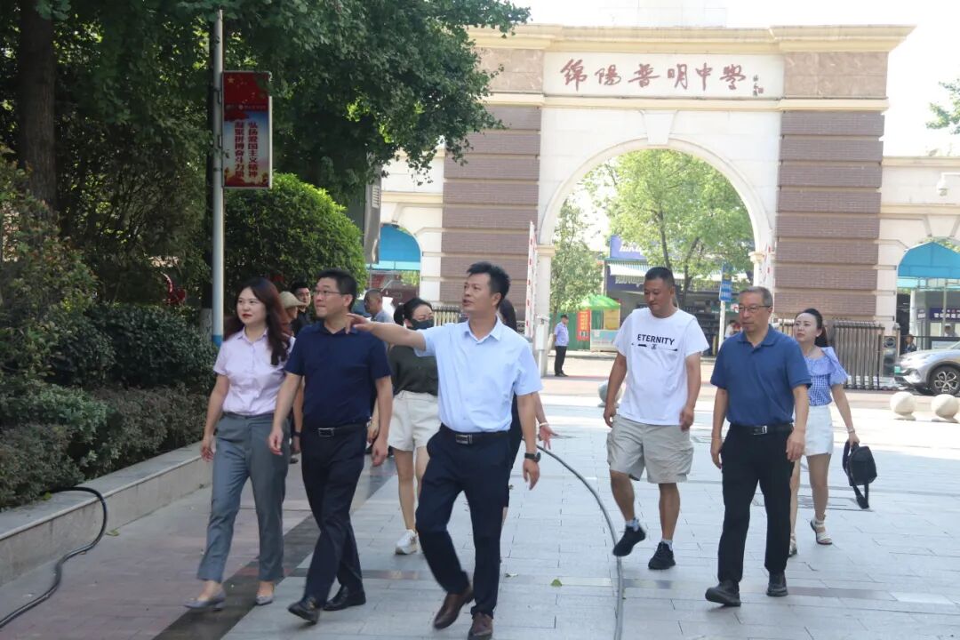 绵阳高新区(科技城直管区)社会事业和基层治理局局长杨国斌一行视导火炬一小开学工作