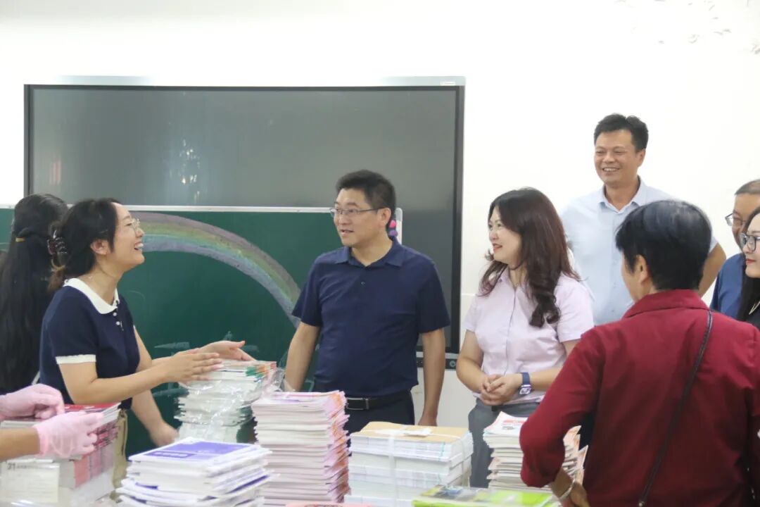 绵阳高新区(科技城直管区)社会事业和基层治理局局长杨国斌一行视导火炬一小开学工作