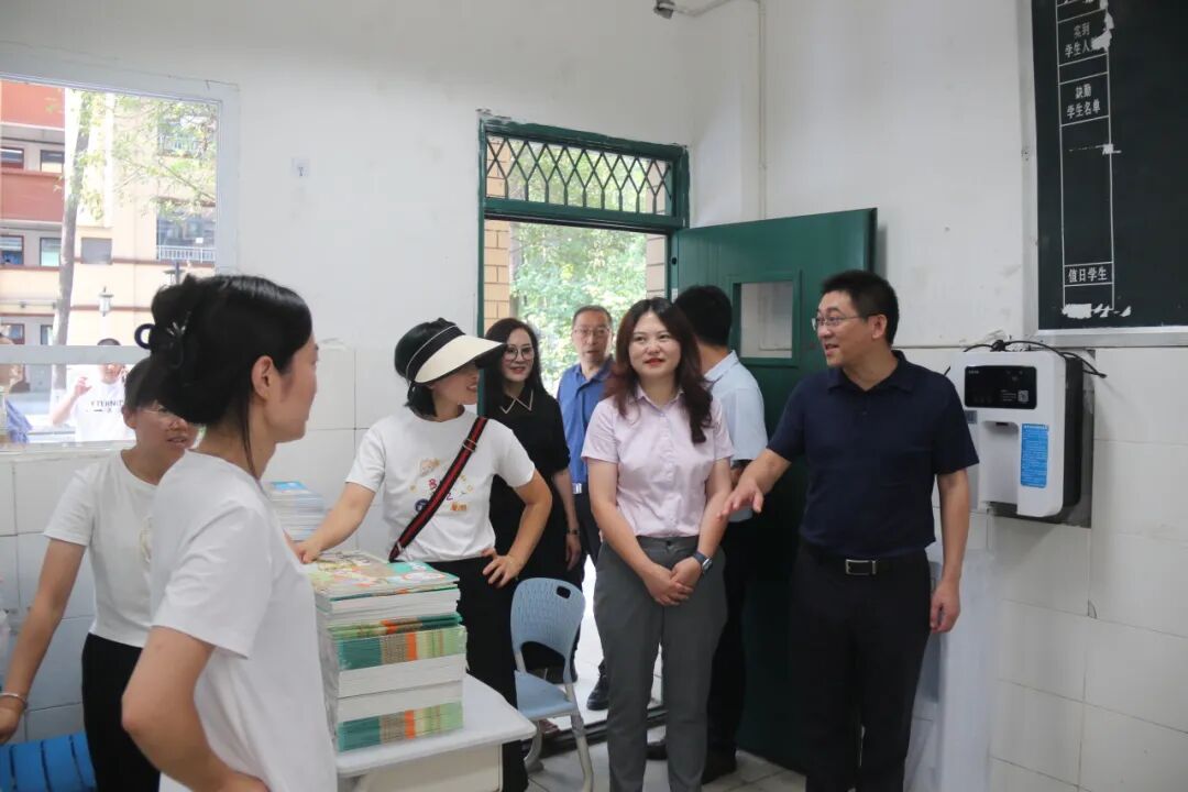 绵阳高新区(科技城直管区)社会事业和基层治理局局长杨国斌一行视导火炬一小开学工作