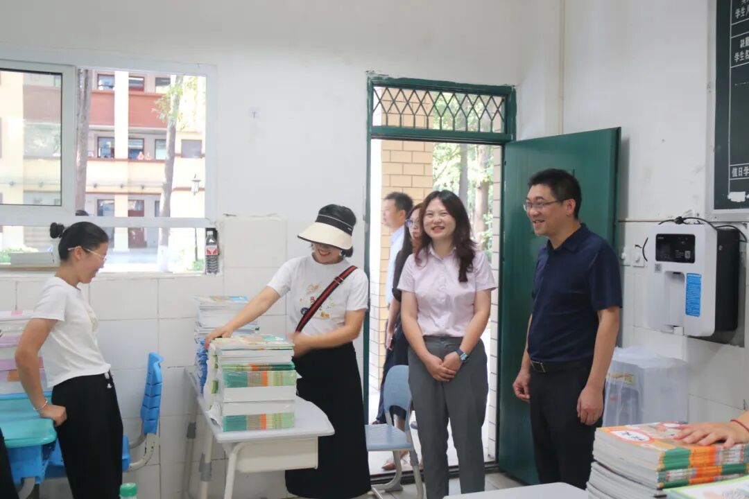 绵阳高新区(科技城直管区)社会事业和基层治理局局长杨国斌一行视导火炬一小开学工作