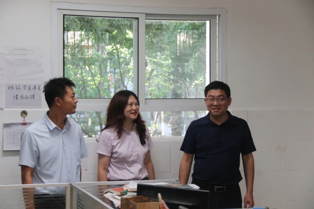 绵阳高新区(科技城直管区)社会事业和基层治理局局长杨国斌一行视导火炬一小开学工作