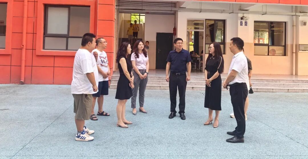 绵阳高新区(科技城直管区)社会事业和基层治理局局长杨国斌一行视导火炬一小开学工作