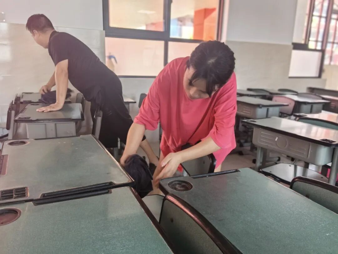 绵阳高新区(科技城直管区)社会事业和基层治理局局长杨国斌一行视导火炬一小开学工作