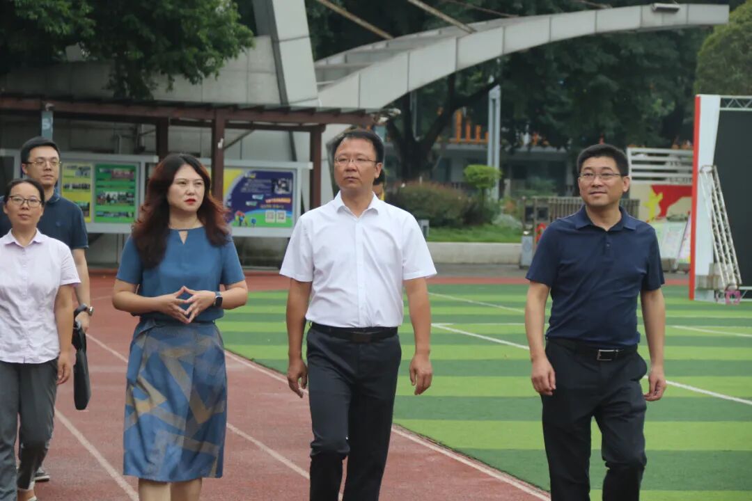 绵阳科技城党工委委员、管委会副主任王智一行到火炬一小开展教师节慰问活动