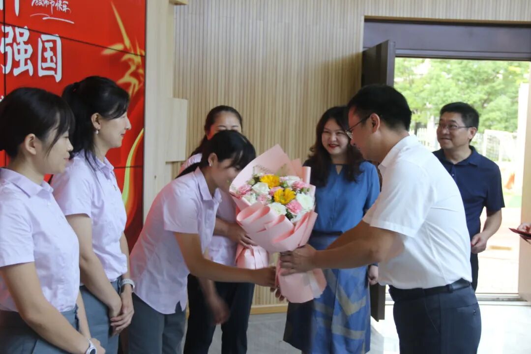 绵阳科技城党工委委员、管委会副主任王智一行到火炬一小开展教师节慰问活动