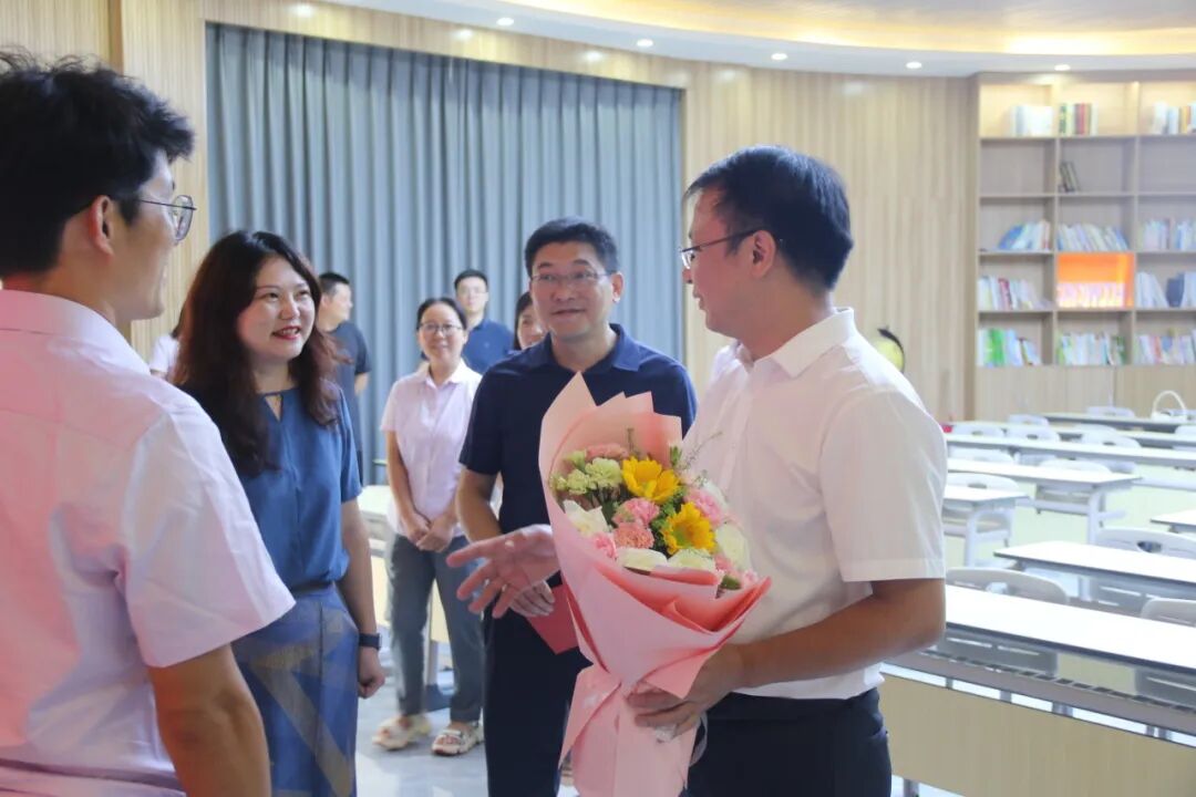绵阳科技城党工委委员、管委会副主任王智一行到火炬一小开展教师节慰问活动