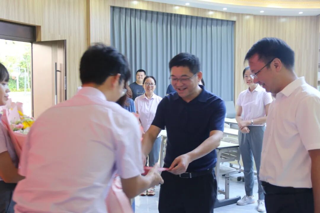 绵阳科技城党工委委员、管委会副主任王智一行到火炬一小开展教师节慰问活动