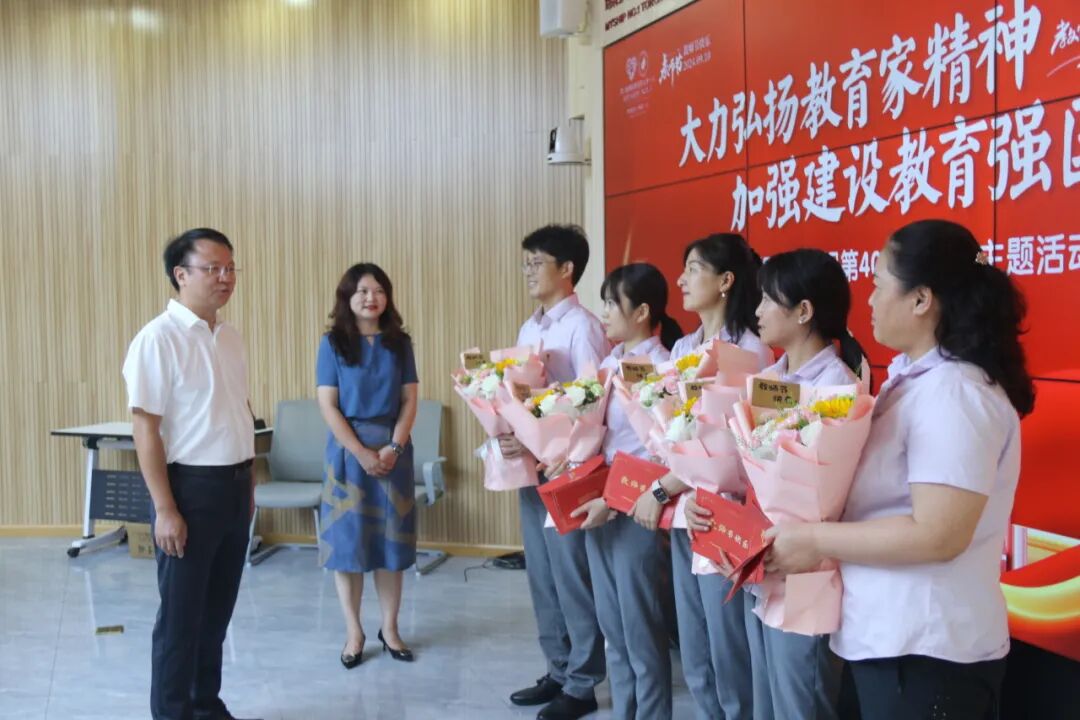 绵阳科技城党工委委员、管委会副主任王智一行到火炬一小开展教师节慰问活动