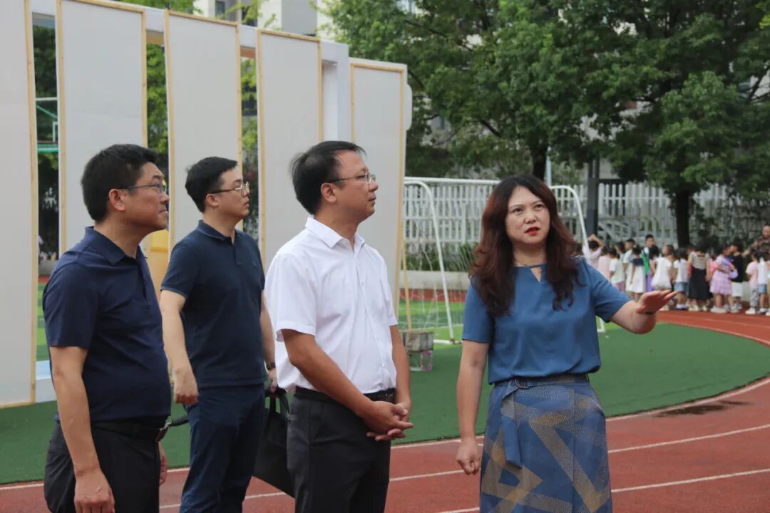 绵阳科技城党工委委员、管委会副主任王智一行到火炬一小开展教师节慰问活动