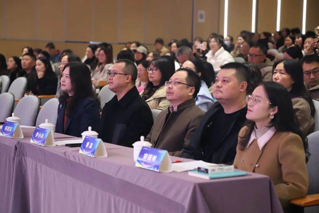 立足教材提素养,培育绵州好课堂 ——绵阳市2024年小学语文青年教师素养展评暨新教材培训会在火炬一小举行
