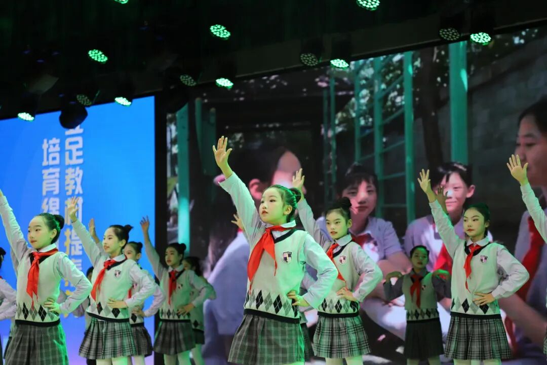 立足教材提素养,培育绵州好课堂 ——绵阳市2024年小学语文青年教师素养展评暨新教材培训会在火炬一小举行