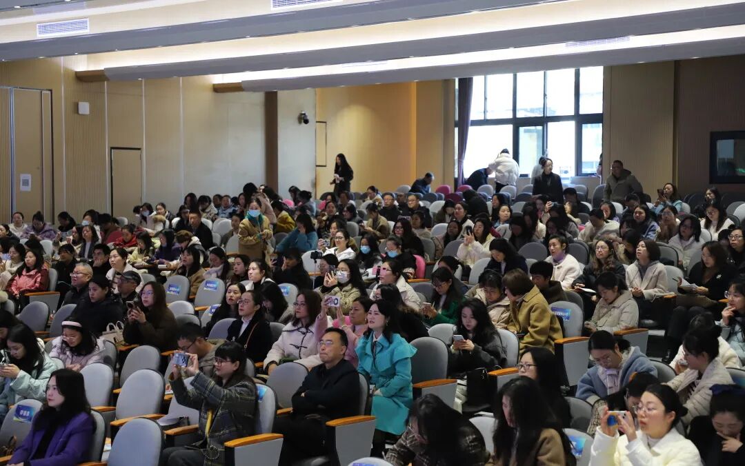 立足教材提素养,培育绵州好课堂 ——绵阳市2024年小学语文青年教师素养展评暨新教材培训会在火炬一小举行
