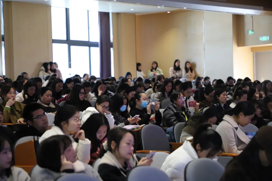 立足教材提素养,培育绵州好课堂 ——绵阳市2024年小学语文青年教师素养展评暨新教材培训会在火炬一小举行