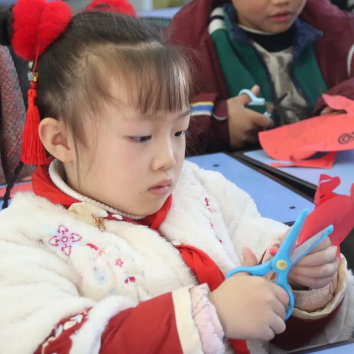 新年新愿  手作传情 ——火炬一小2025迎新年DIY主题活动