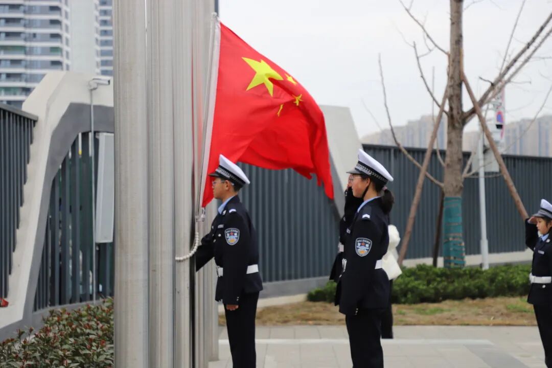 遇见“火焰蓝”,护航新学期“安”然启航--火炬一小2025春开学典礼