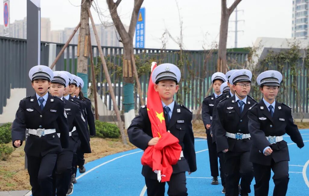 遇见“火焰蓝”,护航新学期“安”然启航--火炬一小2025春开学典礼