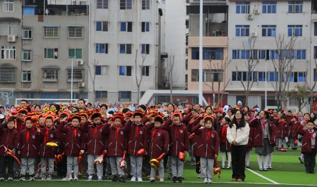 遇见“火焰蓝”,护航新学期“安”然启航--火炬一小2025春开学典礼