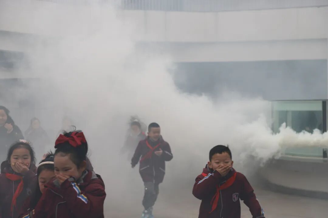 遇见“火焰蓝”,护航新学期“安”然启航--火炬一小2025春开学典礼